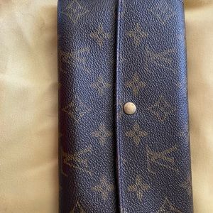Louis Vuttion Sarah wallet